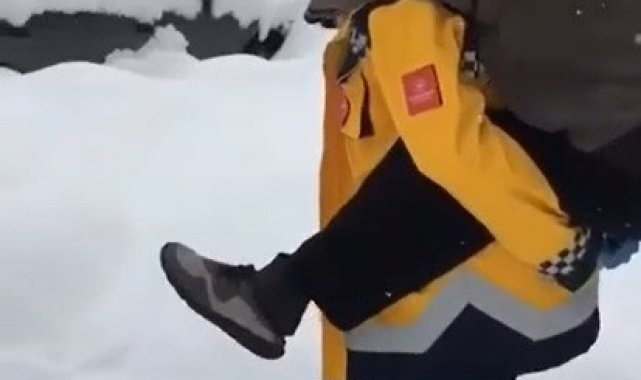 Kar yolları kapadı, sağlık görevlisi hastayı sırtında taşıdı