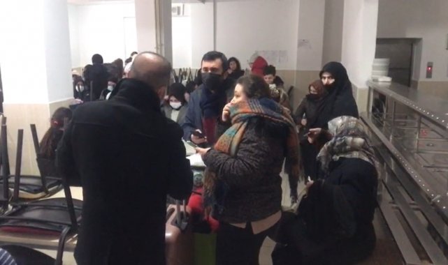 Kar yolları kapadı, yolcular yurtlara yerleştirildi