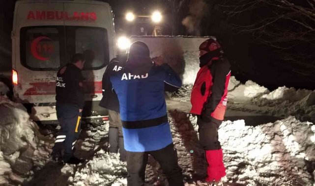 Kar yolları kapattı, ekipler yaşlı hasta için seferber oldu