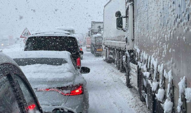 Kar yolları kapattı, kilometrelerce kuyruk oluştu