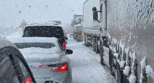 Kar yolları kapattı, kilometrelerce kuyruk oluştu