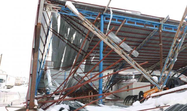 Kara dayanamayan geri dönüşüm fabrikasının çatısı çöktü