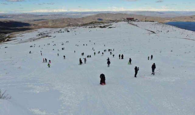 Kara hasret kalan vatandaşlar Hazarbaba Kayak Merkezine akın etti