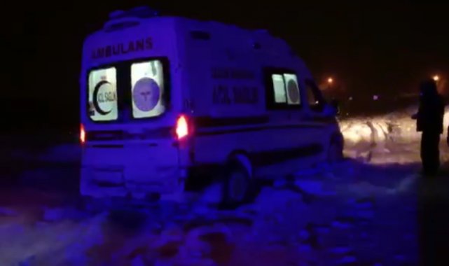 Kara saplanan ambulans kurtarıldı