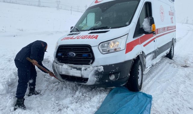 Kara saplanan ambulans ve minibüsü jandarma kurtardı