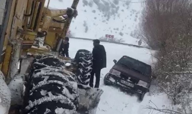 Kara saplanan aracı Özel İdare ekipleri kurtardı