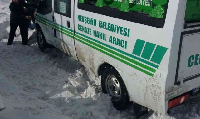 Kara saplanan cenaze aracı güçlükle kurtarıldı