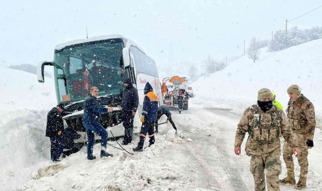 Kara saplanan otobüs kurtarıldı