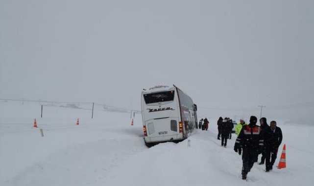 Kara saplanan otobüsü jandarma kurtardı