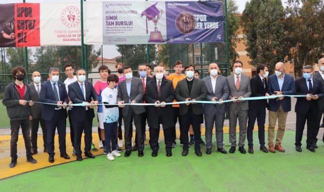 Karabağlar&#039;da yapımı tamamlanan spor tesisleri açıldı