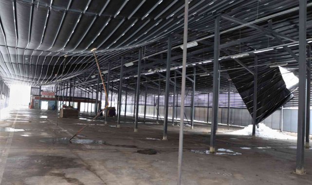 Karabük'te pazar yeri ve ahırın çatısı çöktü