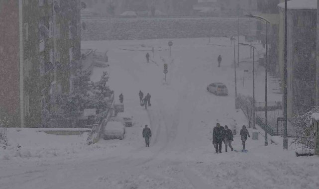 Karabük'te yoğun kar yağışı yeniden etklili oluyor