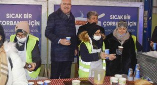 Karacabey Belediyesi'nden vatandaşlara sıcak çorba ikramı