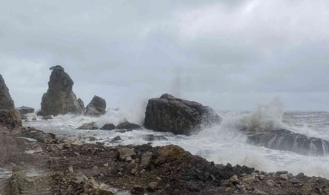 Karadeniz&#039;de dev dalgalar oluştu