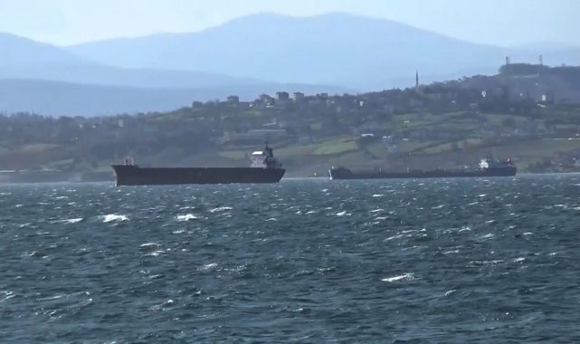 Karadeniz'de fırtına: Gemiler doğal limana sığındı
