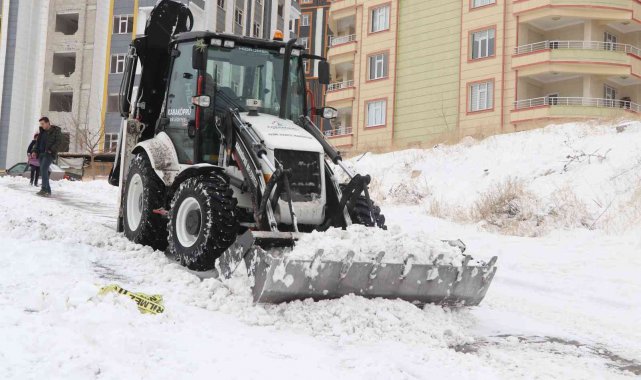 Karaköprü'de karla mücadele devam ediyor