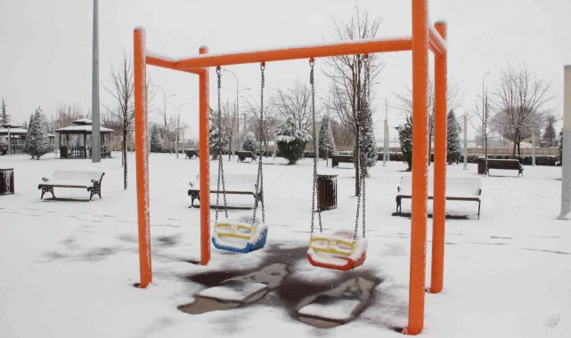 Karaman'da kar yağışı etkili oluyor