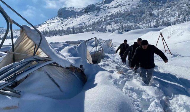 Karaman'da karın ağırlığına dayanamayan seralar çöktü