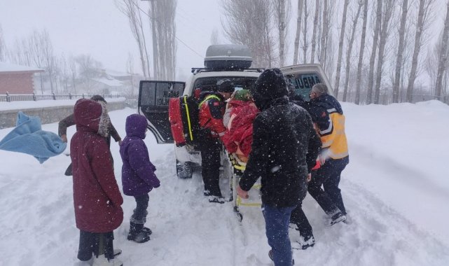 Karda 1 kilometre yürüyen sağlıkçılar hamile kadını hastaneye ulaştırdı
