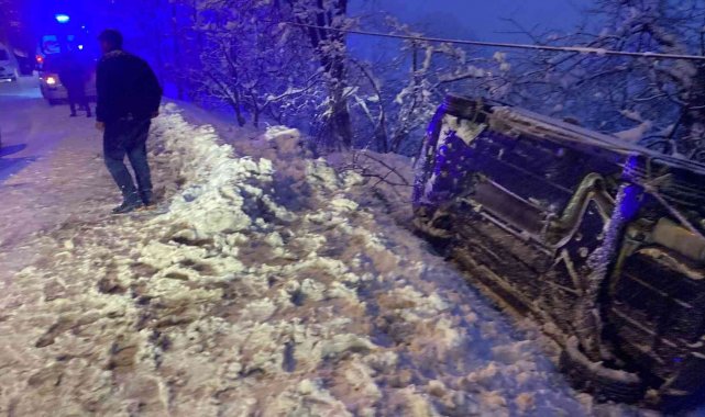 Karda devrilen otomobili halatlarla ağca bağladılar: 1 yaralı