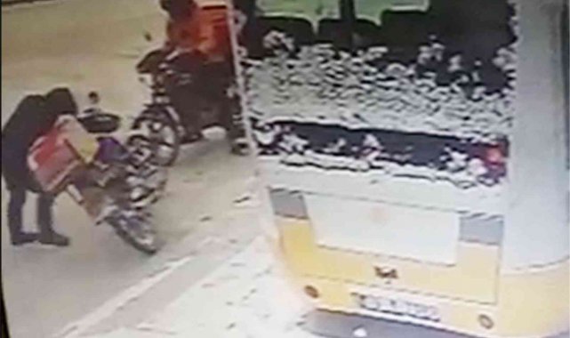 Karda düşen kuryenin zor anları