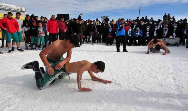 Karda güreş tuttular, ipli kayaklarla kaydılar