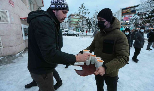 Karda işe giden Gaziosmanpaşalılara sıcak çorba ikramı