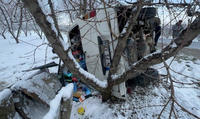 Karda kayan araç şarampole yuvarlandı