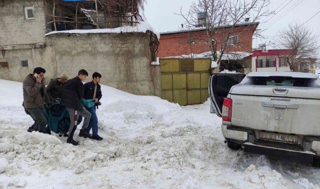 Karda kayarak ayağını kıran yaşlı kadının imdadına orman işletme yetişti