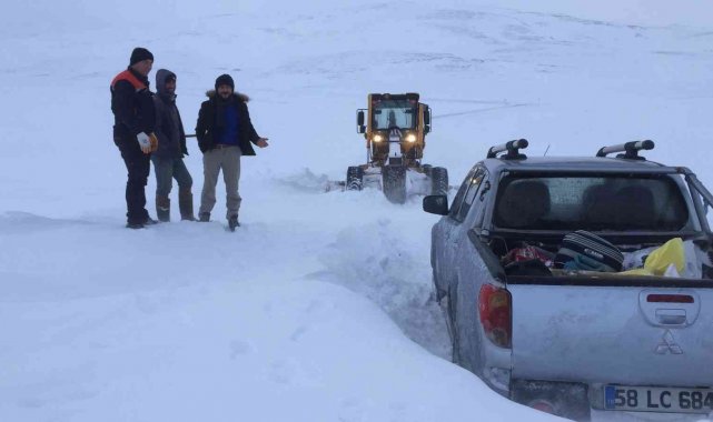 Karda mahsur kalan 10 kişiyi ekipler kurtardı