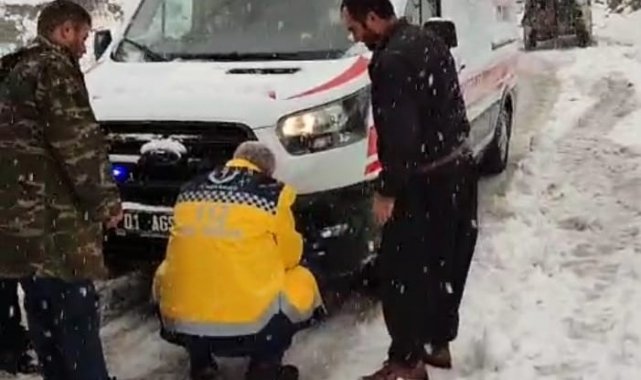 Karda mahsur kalan ambulansı köylüler traktörle çekerek yaralıya ulaştırdı