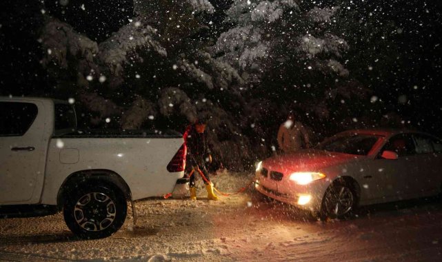 Karda mahsur kalan araçlar belediye ekiplerince kurtarıldı