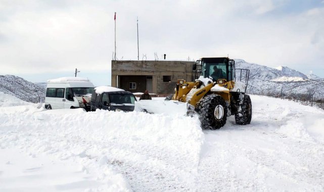 Karda mahsur kalan çoban ve sürüsü 3 saat süren çalışmayla kurtarıldı