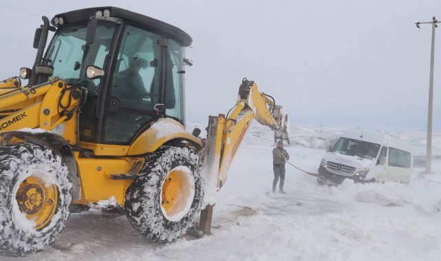 Karda mahsur kalan öğrenci servisi kurtarıldı