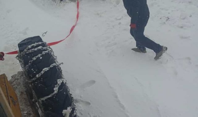 Karda mahsur kalan sürücülerin imdadına Bağlar Belediyesi yetişti