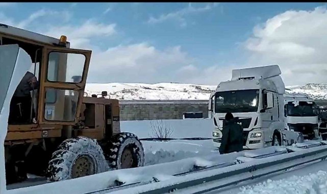 Karda mahsur kalan tırlar iş makineleriyle kurtarılıyor