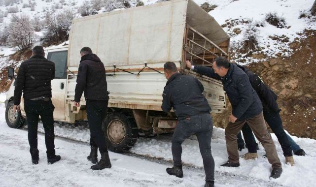 Karda mahsur kalan vatandaşın yardımına belediye başkanı yetişti
