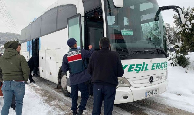 Karda mahsur kalan yolcular Altınova'da misafir edildi