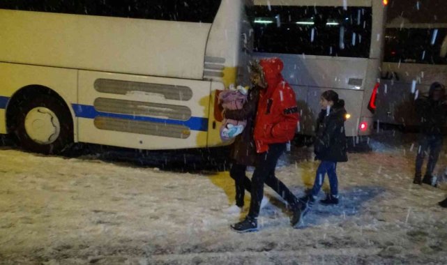 Karda mahsur kalan yolcular, valizlerini alıp geri dönmeye çalıştı