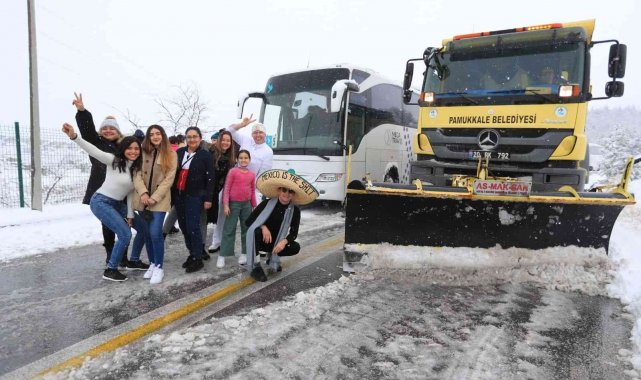 Karda mahsur kalanlar belediye ekiplerince kurtarıldı