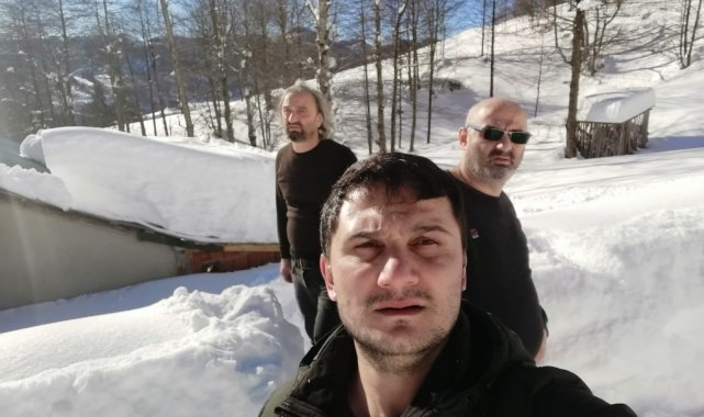 Karda mahsur kalanların imdadına belediye ekipleri yetişti