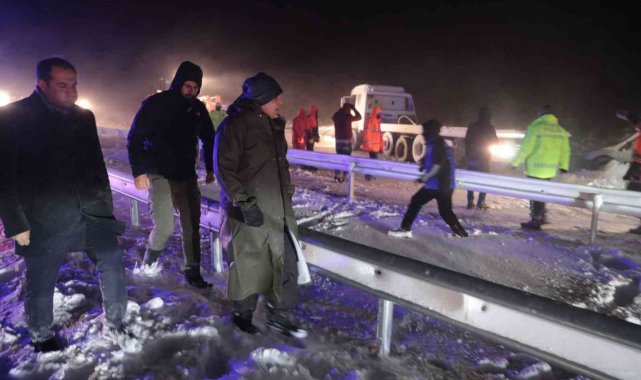 Karda mahsur kalanların imdadına belediye ekipleri yetişti