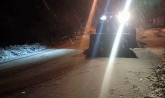 Karda yolda kalan yolcu minibüsü kurtarıldı