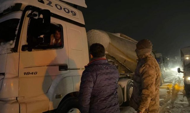 Karda yolda kalanlara kumanya ikramı