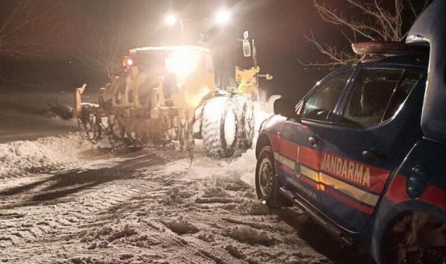 Karda yolda kalanları belediye ekipleri kurtarıyor