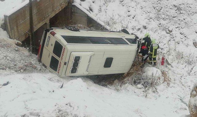 Karda yoldan çıkan yolcu minibüsü şarampole yuvarlandı: 2 yaralı