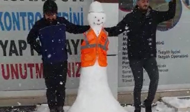 Kardan adamı giydirip birlikte halay çektiler