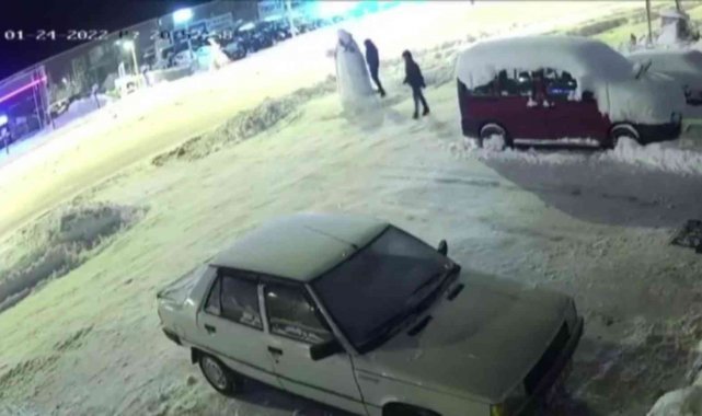 Kardan adamın kafasını yumrukla yıkıp, şapkasını çaldılar: O anlar kamerada