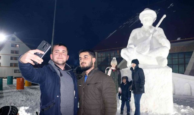 Kardan Aşık Veysel heykeli ilgi gördü