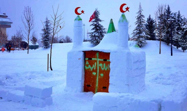 Kardan cami yapıp minaresine ay yıldız yerleştirdiler